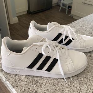 black and white adidas tennis shoes.